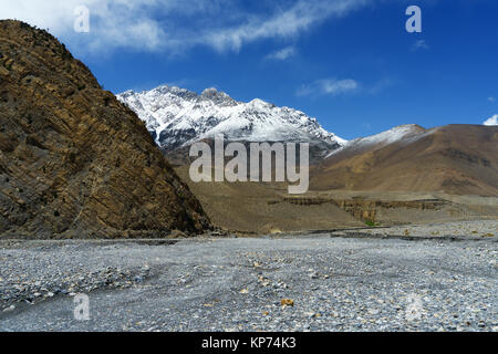 Rocky à sec de la rivière Kali Gandaki entre Jomsom et Kagbeni, Upper Mustang région, le Népal. Banque D'Images