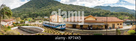 Photo panoramique du train de voyageurs à Eugenio Lefevre gare, Santo Antonio do Pinhal, Etat de Sao Paulo, Brésil. Banque D'Images