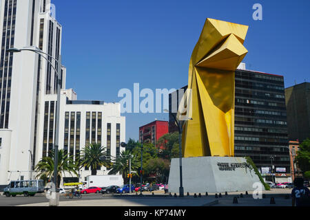 La Torre Caballito et Caballito (petit cheval) sculpture, Paseo de la Reforma, Mexico, Mexique. Il s'agit d'un travail par le sculpteur Sébastien, Banque D'Images