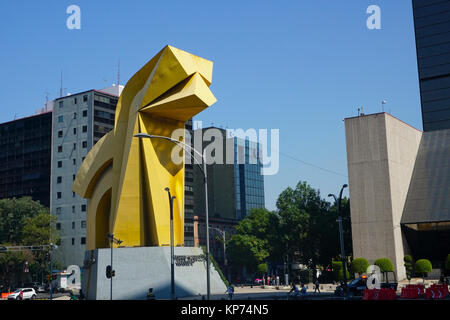 La Torre Caballito et Caballito (petit cheval) sculpture, Paseo de la Reforma, Mexico, Mexique. Il s'agit d'un travail par le sculpteur Sébastien, Banque D'Images