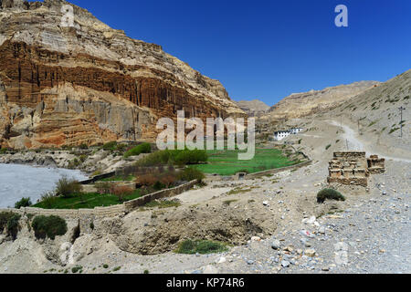 Vue partielle de Chuksang, un ancien village tibétain dans la région de Mustang supérieur, au Népal. Banque D'Images