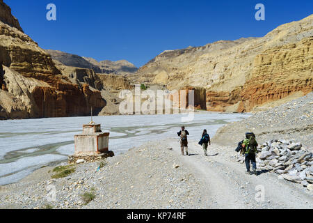 Les randonneurs à pied le long de la vallée de la Kali Gandaki, vers la courte montée raide qui mène au village de Chele. Banque D'Images