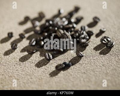 Café en grains avec éclairage dur Banque D'Images