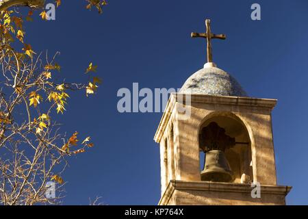 Clocher isolé et Croix catholique sur la vieille église chrétienne. Célèbre Tlaquepaque Village espagnol des Arts et métiers Sedona Arizona Sud-Ouest des États-Unis Banque D'Images