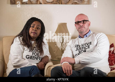 John Mendy (à gauche), dont le cousin Marie Mendy et Mary's daughter Khadija Saye est mort dans l'incendie de la tour de Grenfell, à son domicile à Londres avec Ben Gabbitas, dont l'amie Sheila a également été tué. Banque D'Images