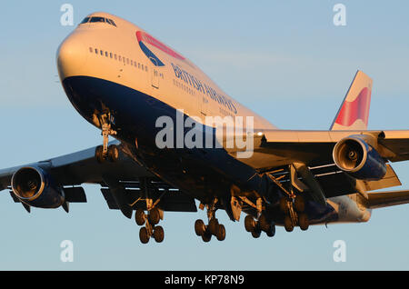 Boeing 747 -400 Jumbo Jet G-BNLY de British Airways atterrissant à l'aéroport de Londres Heathrow, Royaume-Uni Banque D'Images