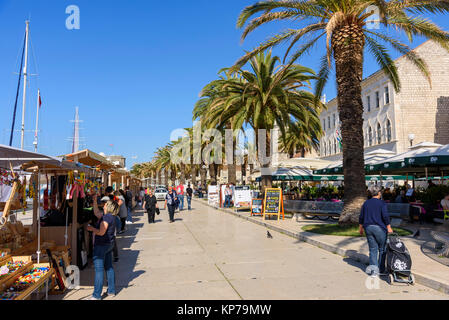 Promenade du front de mer. La vieille ville de Trogir, Croatie Banque D'Images