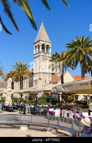 Promenade en bord de mer à l'égard de l'Eglise Saint Dominique, la vieille ville de Trogir, Croatie Banque D'Images