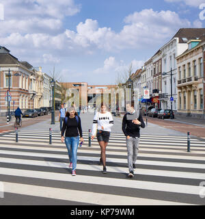 BREDA-Le 31 mars 2017. Zebra crossing à la nouvelle gare ferroviaire. La municipalité annonce des mesures supplémentaires de Breda car se dépêcha de trafic. Banque D'Images