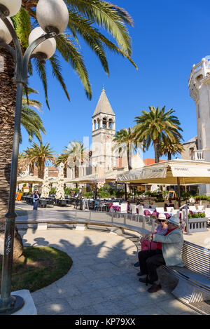 Promenade en bord de mer à l'égard de l'Eglise Saint Dominique, la vieille ville de Trogir, Croatie Banque D'Images