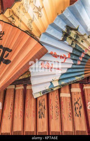 La CHINE - PINGYAO, le 6 septembre 2010. Fans de couleurs affichées sur un étal de marché. Pingyao est une célèbre ville ancienne située dans la province de Shanxi. Banque D'Images