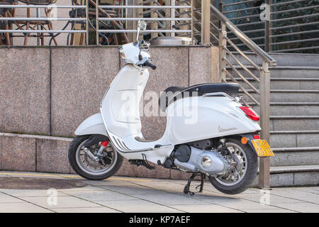 YIWU-JAN. 15, 2016. Scooter Vespa blanche garée devant un café. Vespa est une marque scooter italien fabriqué par Piaggio. Banque D'Images