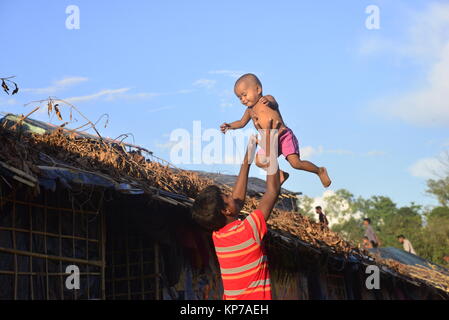 Enfant Rohingya sont profitez en Balukhali Camp de fortune à Cox's Bazar, Bangladesh, le 10 octobre 2017. Selon les Nations Unies Commiss Banque D'Images