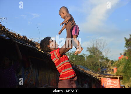 Enfant Rohingya sont profitez en Balukhali Camp de fortune à Cox's Bazar, Bangladesh, le 10 octobre 2017. Selon les Nations Unies Commiss Banque D'Images