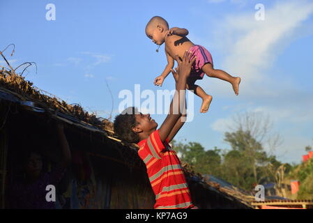 Enfant Rohingya sont profitez en Balukhali Camp de fortune à Cox's Bazar, Bangladesh, le 10 octobre 2017. Selon les Nations Unies Commiss Banque D'Images