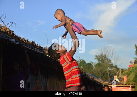 Enfant Rohingya sont profitez en Balukhali Camp de fortune à Cox's Bazar, Bangladesh, le 10 octobre 2017. Selon les Nations Unies Commiss Banque D'Images