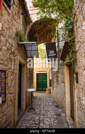 Rues étroites, la vieille ville de Trogir, Croatie Banque D'Images