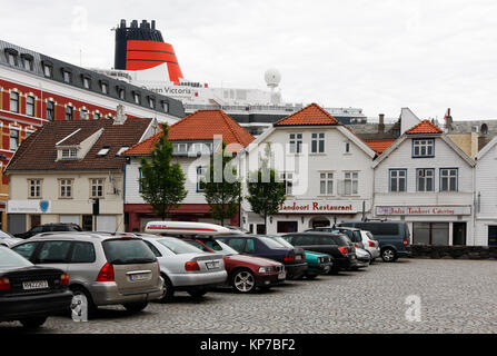 STAVANGER, Norvège, le 03 juillet 2010. Voir des voitures, des bâtiments et le paquebot Queen Victoria en arrière-plan. Usage éditorial. Banque D'Images