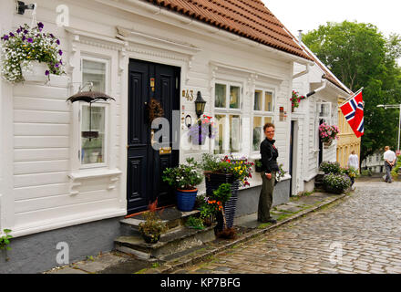 STAVANGER, Norvège, le 03 juillet 2010. Vue d'une rue avec des bâtiments en bois. Des personnes non identifiées autour. La pluie. Usage éditorial. Banque D'Images