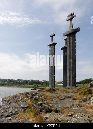 STAVANGER, Norvège, le 03 juillet 2010. Vue sur le Monument trois épées. L'œuvre d'art à proximité de Hafrsfjord. Usage éditorial. Banque D'Images