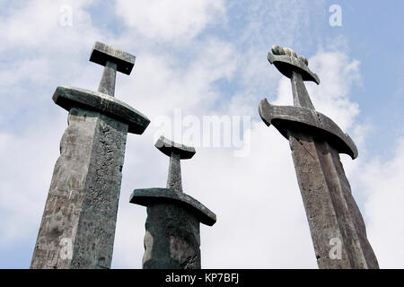 STAVANGER, Norvège, le 03 juillet 2010. Vue sur le Monument trois épées. L'œuvre d'art à proximité de Hafrsfjord. Usage éditorial. Banque D'Images