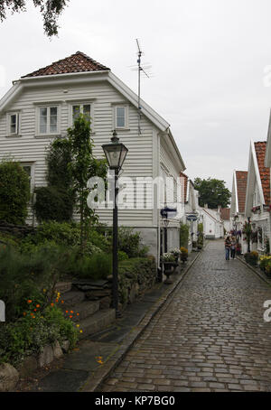 STAVANGER, Norvège, le 03 juillet 2010. Vue de bâtiments en bois blanc, jardin. Des personnes non identifiées. La pluie. Éditorial. Banque D'Images