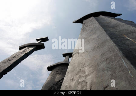 STAVANGER, Norvège, le 03 juillet 2010. Vue sur le Monument trois épées. L'œuvre d'art à proximité de Hafrsfjord. Usage éditorial. Banque D'Images