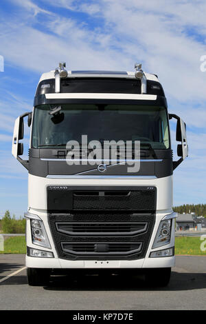 FORSSA, FINLANDE - 30 MAI 2015 : Nouveau camion Volvo FH blanc, parqué. Le grand auvent a été façonné d'une manière particulière, car les moteurs Euro 6 nee Banque D'Images