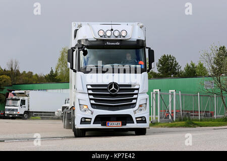 SALO, FINLANDE - 15 MAI 2015 : Nouveau Mercedes-Benz Actros camion sur une rue. Daimler rapporte que dans le Duel de carburant la consommation de carburant tests parti o Banque D'Images