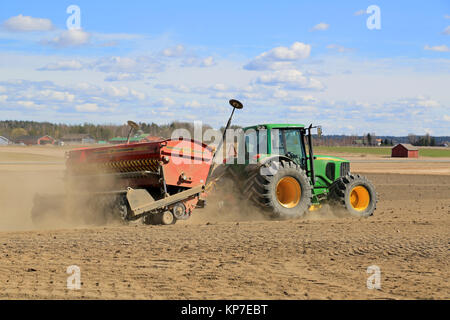 La Finlande, Etats-Unis - 25 avril 2015 : John Deere 6620 Tracteur agricole et VM Semoir Direct sur un champ au printemps. Du vrai à l'ensemencement direct a advantag Banque D'Images