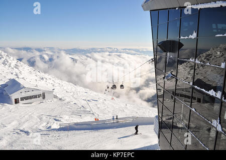 Jasna, Slovaquie - décembre 1, 2017 : La vue de la gare de la télécabine sur les pentes sud du mont Chopok lors d'une journée ensoleillée dans la station de ski de Jasna, Banque D'Images