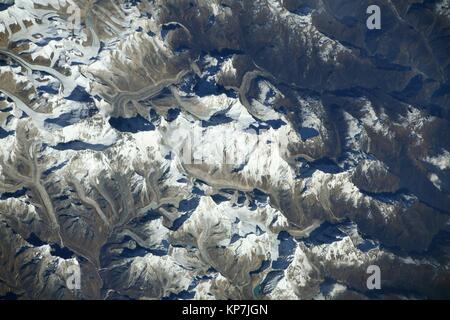 La vue quotidienne de l'Himalaya dont Mt. Everest entre le Népal et le Tibet vu de la Station spatiale internationale en orbite autour de la Terre. Banque D'Images