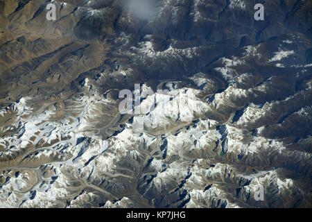 La vue quotidienne de l'Himalaya dont Mt. Everest entre le Népal et le Tibet vu de la Station spatiale internationale en orbite autour de la Terre. Banque D'Images