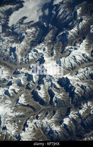 La vue quotidienne de l'Himalaya dont Mt. Everest entre le Népal et le Tibet vu de la Station spatiale internationale en orbite autour de la Terre. Banque D'Images