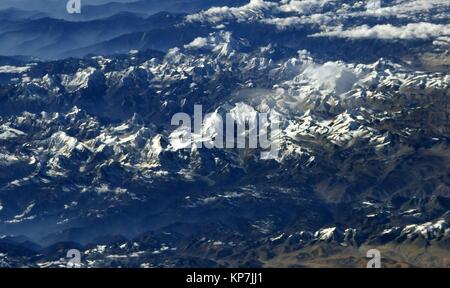 La vue quotidienne de l'Himalaya dont Mt. Everest entre le Népal et le Tibet vu de la Station spatiale internationale en orbite autour de la Terre. Banque D'Images