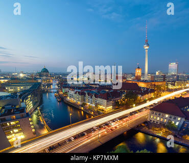 Berlin, oiseau vue sur la rivière Spree et Alexanderplatz la nuit Banque D'Images