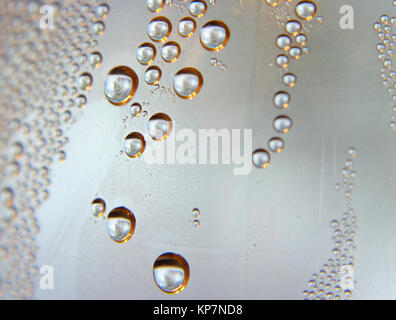 Gouttes d'eau sur le verre courbé Banque D'Images