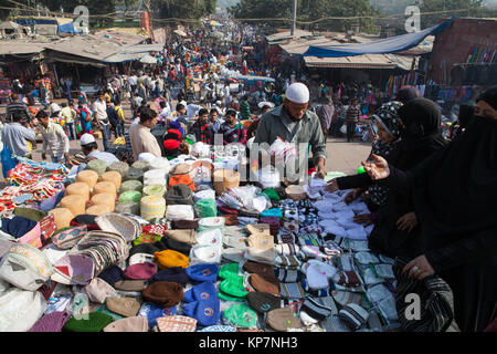 Un vendeur à son échoppe musulmane vente coiffure à le marché du coton dans la vieille ville de Delhi Banque D'Images