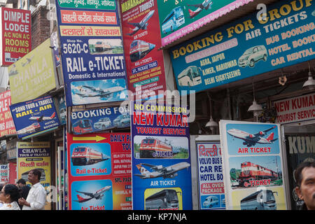 Les panneaux pour hôtels et les agents de voyages dans le quartier de Paharganj New Delhi, Inde Banque D'Images