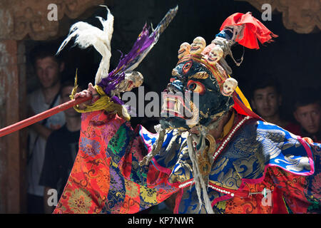 Lama tibétain effectue la danse rituelle masque dans le monastère bouddhiste de Karsh, Zanskar, Himalaya. Banque D'Images