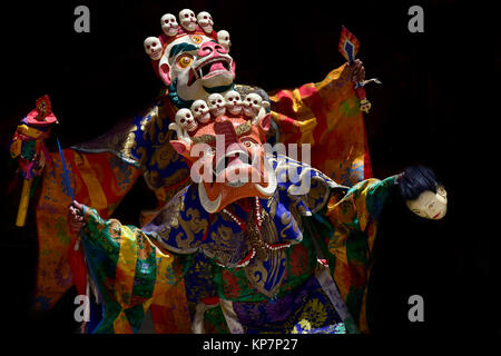 Danse Traditionnelle tibétaine de Tsam dans le monastère Bouddhiste, la danse des moines dans les masques, à l'avant-plan la créature tient dans les mains d'un m Banque D'Images