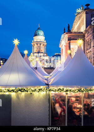 Dans Chtristmas Gandarmenmarkt marché à Berlin dans la soirée Banque D'Images