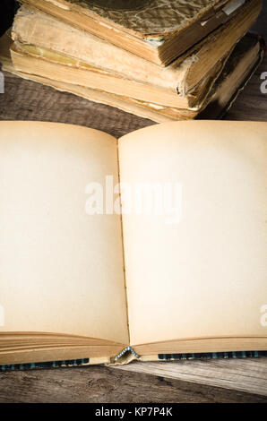 Vieux livre ouvert sur une surface en bois Banque D'Images