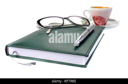 Journal intime avec stylo et tasse de café et des verres, on a white background Banque D'Images