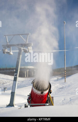 Machine à Neige Neige artificielle de rupture sur une pente de ski permettra pour la saison de ski pour démarrer Banque D'Images