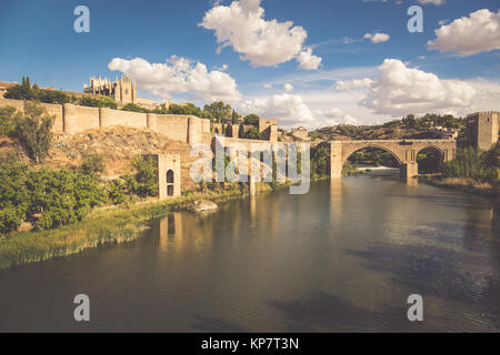 Toledo, Espagne ville skyline sur le Tage. Banque D'Images