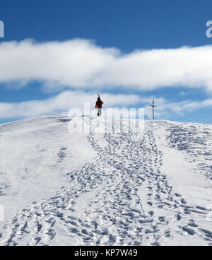 Avec skieur skis sur l'épaule allez jusqu'au haut de la montagne enneigée au soleil de nice 24. Montagnes du Caucase en hiver, la Géorgie, la région, le Mont Gudauri. Kudebi Banque D'Images