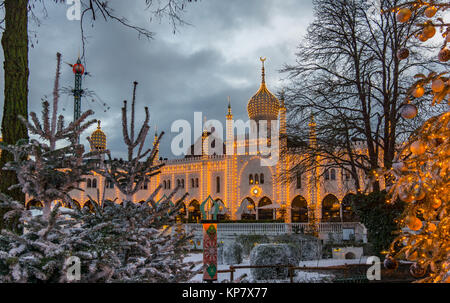 Décoration de Noël illuminée avec sapins au Palais mauresque dans le jardin de Tivoli au crépuscule, Copenhague, Danemark, 12 décembre 2017 Banque D'Images