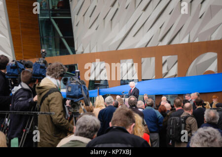 Belfast, Royaume-Uni. 31/03/2012. Martin McGuinness, vice-premier ministre prend la parole à l'ouverture de Belfast Titanic du bâtiment Signature pour le public. Banque D'Images