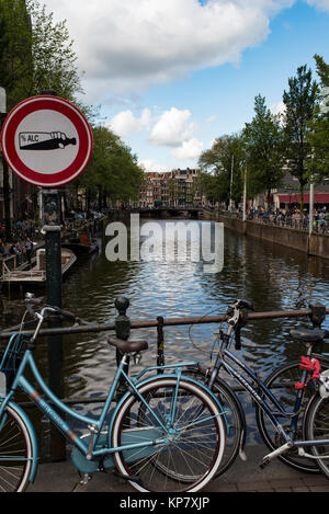 Boissons alcool zéro  % signer avec des vélos à l'avant d'un canal dans le centre-ville d'Amsterdam Banque D'Images